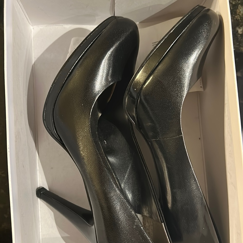New Nine West all leather black pump